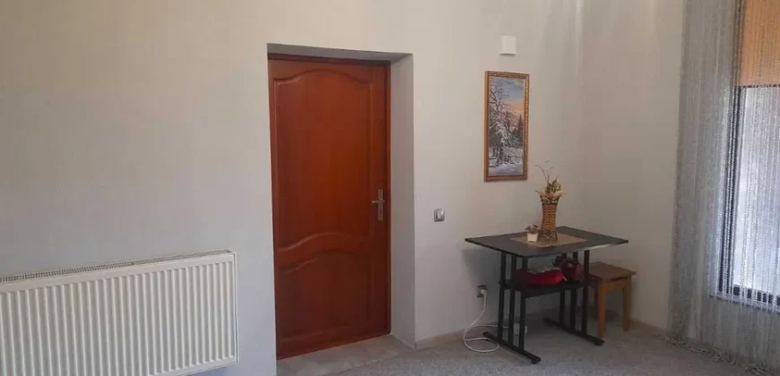 12020 Здається гарний, затишний трьохкімнатний будинок в центрі м. Свалява